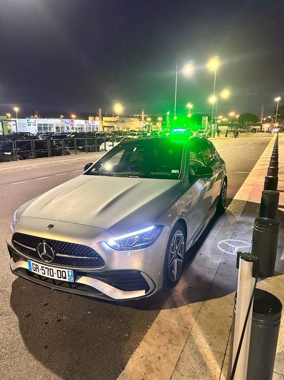 Taxi ADK devant l'aéroport de Marignane de nuit, service disponible 24h sur 24