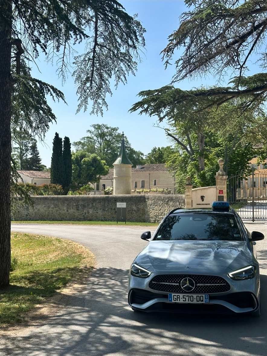 Mercedes Classe C break d'ADK Taxis, taxi conventionné CPAM devant un domaine provençal