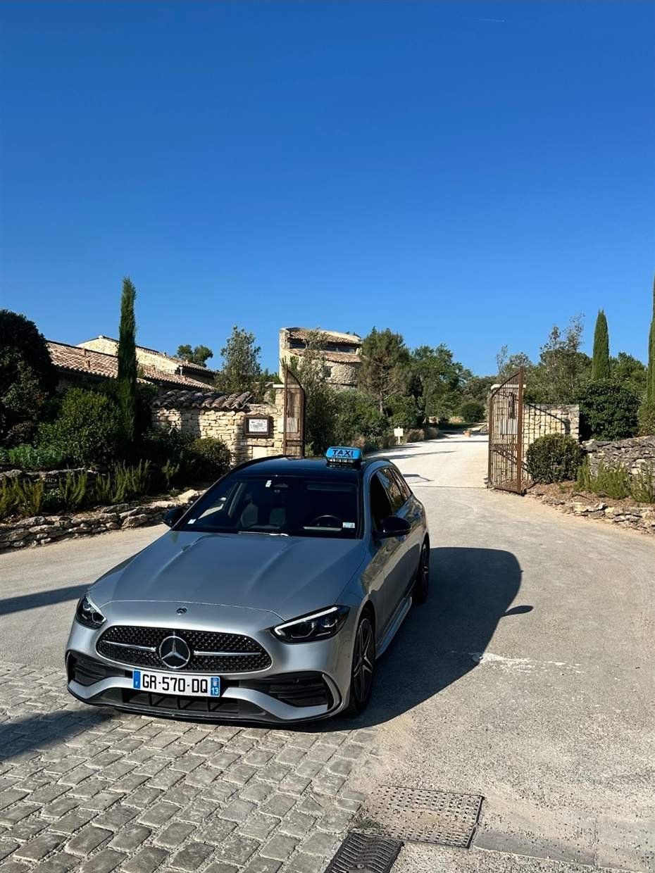 Mercedes Classe C break d'ADK Taxis devant un mas provençal, taxi conventionné CPAM